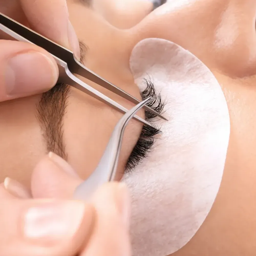 Extensiones de Pestañas 1x1 — micropigmentación en Los Olivos, Lima